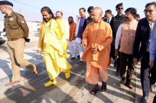 CM Yogi Adityanath reviewed Mahakumbh 2025 preparations in Prayagraj. Inspected Sangam Nose, temporary hospital, Akshay Vat, and Lete Hanuman Temple. Focus on ghats, healthcare services, and security measures, महाकुंभ 2025 के लिए सीएम योगी आदित्यनाथ ने प्रयागराज में तैयारियों का जायजा लिया। संगम नोज, अस्थायी अस्पताल, अक्षय वट, और लेटे हनुमान मंदिर में निरीक्षण किया और निर्देश दिए। घाटों और स्वास्थ्य सेवाओं पर विशेष ध्यान,