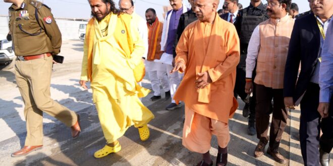 CM Yogi Adityanath reviewed Mahakumbh 2025 preparations in Prayagraj. Inspected Sangam Nose, temporary hospital, Akshay Vat, and Lete Hanuman Temple. Focus on ghats, healthcare services, and security measures, महाकुंभ 2025 के लिए सीएम योगी आदित्यनाथ ने प्रयागराज में तैयारियों का जायजा लिया। संगम नोज, अस्थायी अस्पताल, अक्षय वट, और लेटे हनुमान मंदिर में निरीक्षण किया और निर्देश दिए। घाटों और स्वास्थ्य सेवाओं पर विशेष ध्यान,