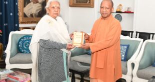 Yogi Adityanath and Governor image, Rashtra Dharma Aur Sanskriti book presentation, CM Yogi at Raj Bhavan, Chief Minister and Governor meeting, Yogi Adityanath Raj Bhavan visit, Uttar Pradesh political news, योगी आदित्यनाथ और राज्यपाल की तस्वीर, "राष्ट्र धर्म और संस्कृति" पुस्तक भेंट, राजभवन में सीएम योगी, मुख्यमंत्री और राज्यपाल की बैठक, योगी आदित्यनाथ राजभवन दौरा, यूपी की राजनीति खबरें,