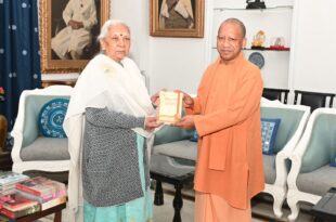 Yogi Adityanath and Governor image, Rashtra Dharma Aur Sanskriti book presentation, CM Yogi at Raj Bhavan, Chief Minister and Governor meeting, Yogi Adityanath Raj Bhavan visit, Uttar Pradesh political news, योगी आदित्यनाथ और राज्यपाल की तस्वीर, "राष्ट्र धर्म और संस्कृति" पुस्तक भेंट, राजभवन में सीएम योगी, मुख्यमंत्री और राज्यपाल की बैठक, योगी आदित्यनाथ राजभवन दौरा, यूपी की राजनीति खबरें,