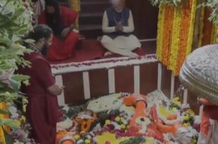 पीएम मोदी हनुमान जी पूजा, प्रयागराज मंदिर दौरा, हनुमान जी आरती मोदी, मोदी का धार्मिक दौरा, हनुमान मंदिर परियोजना, मोदी हनुमान जी के चरणों में, PM Modi Hanuman worship, Prayagraj temple visit, Modi Hanuman Aarti, spiritual journey by Modi, Hanuman Mandir project, Modi at Prayagraj temple, पीएम मोदी लेटे हनुमान मंदिर, मोदी प्रयागराज दौरा, हनुमान मंदिर कॉरिडोर प्रोजेक्ट, हनुमान जी की आरती, प्रधानमंत्री ने पूजा की, लेटे हनुमान जी मंदिर, मोदी आध्यात्मिक यात्रा, धार्मिक पर्यटन भारत, प्रयागराज हनुमान जी, PM Modi Prayagraj visit, Hanuman Mandir Corridor, Modi worship Hanuman, PM Modi Prayagraj temple, Modi spiritual journey, Hanuman Temple Prayagraj, PM Modi Aarti, religious tourism in India, Hanuman worship by Modi,