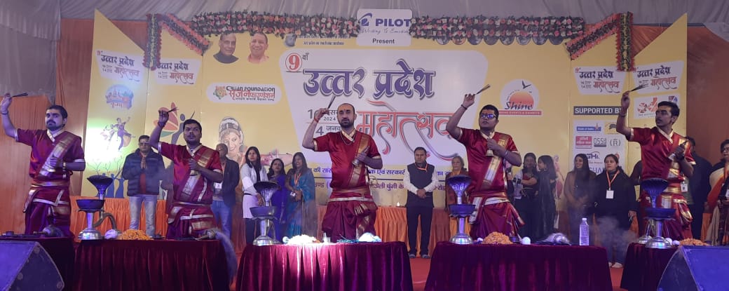 Photo of लखनऊ: गंगा आरती के साथ यूपी महोत्सव की धूम, सांस्कृतिक संध्या ने बढ़ाई रंगत