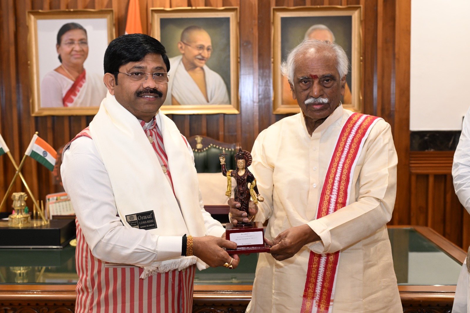 महाकुम्भ निमंत्रण, हरियाणा राज्यपाल, महाकुम्भ रोड शो, महाकुम्भ तैयारियाँ, प्रयागराज महाकुम्भ, कुम्भ मेला 2025, गंगा यमुना संगम, धार्मिक आयोजन, डिजिटल महाकुम्भ, स्वच्छ महाकुम्भ, ऐतिहासिक स्थल, Prayagraj Kumbh 2025, Kumbh Mela Invitation, Haryana participation, Digital technologies in Kumbh, Kumbh preparations, Spiritual gathering, Kumbh Mela security,