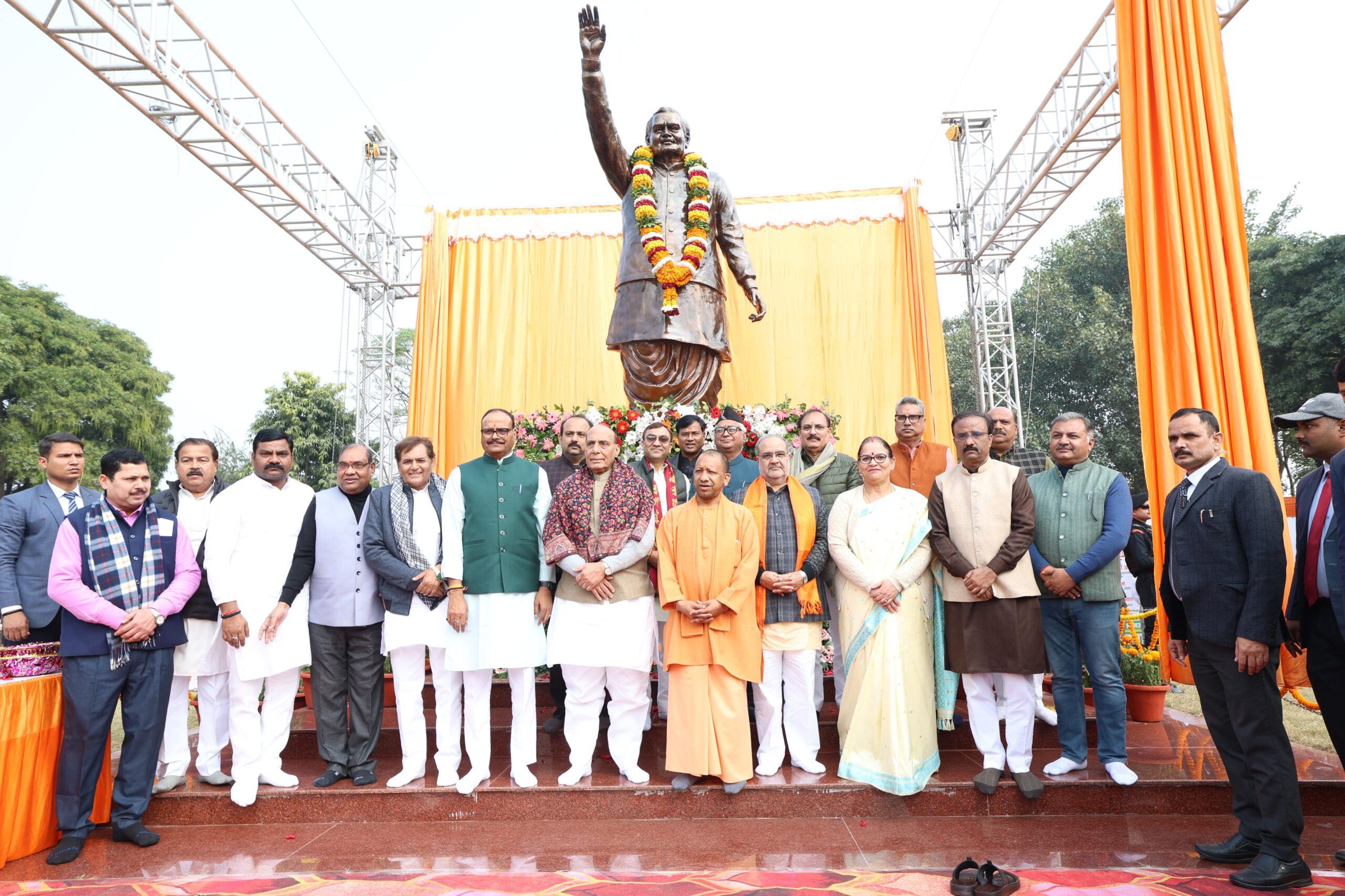 Photo of लखनऊ: रक्षा मंत्री व मुख्यमंत्री ने प्रतिमा के रचनाकार को किया सम्मानित