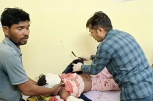 रायबरेली हादसा, रायबरेली डंपर रॉन्ड, रायबरेली सड़क दुर्घटना, रायबरेली मौत, रायबरेली डंपर बाइक, रायबरेली महिला और बच्चे की मौत, रायबरेली डंपर चालाक पकड़ा गया, रायबरेली दुर्घटना, रायबरेली बाइक रिफर, Road accident Raebareli, Dumper bike accident Raebareli, Mother and child death Raebareli, Fatal road accident Raebareli, Raebareli accident caught dumper driver, Dumper rams bike Raebareli,