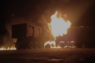 हमीरपुर हादसा, ट्रक टक्कर, भीषण आग, पेट्रोल पंप आग, Hamirpur Accident, Truck Collision, Fire Near Petrol Pump, Sumerpur Fire, Road Accident News, ट्रक आग हादसा, ट्रकों की टक्कर, पेट्रोल पंप के पास हादसा, Fire Truck Accident, Petrol Pump Danger, Blaze Near Fuel Station, #HamirpurAccident, #TruckCollision, #RoadSafety, #FireAccident, #EmergencyResponse,