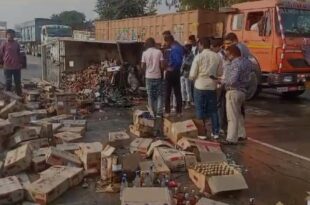 शराब से लदी ट्रक पलटी, फतेहपुर शराब लूट, हाईवे पर ट्रक पलटी, शराब की बोतलें सड़क पर, नेशनल हाईवे 2 हादसा, Liquor Truck Accident, Fatehpur Liquor Loot, Truck Overturns on Highway, Liquor Bottles Scattered, NH-2 Accident, फतेहपुर शराब हादसा, ट्रक पलटने की खबर, शराब की बोतलें सड़क पर, हाईवे 2 दुर्घटना, Fatehpur Liquor News, Truck Overturns NH-2, Liquor Bottles on Road, Highway Accident News, हाईवे पर शराब की लूट, ट्रक पलटी हादसा, सड़क पर शराब की बोतलें, फतेहपुर हादसा, Liquor Loot on Highway, Truck Overturned Accident, Bottles Scattered on Road, Fatehpur News, #शराबलूट, #ट्रकहादसा, #फतेहपुरखबर, #नेशनलहाईवे, #HighwayAccident, #LiquorLoot, #TruckOverturned, #FatehpurNews,