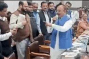 लखनऊ नगर निगम बैठक, जलकल विभाग लापरवाही, मुलायम सिंह की प्रतिमा, महापौर सुषमा खर्कवाल, नगर निगम प्रस्ताव, सपा पार्षद हंगामा, भाजपा पार्षद हंगामा, 'द साबरमती रिपोर्ट' फिल्म, सड़क मरम्मत मुद्दा, नगर निगम कार्यकारिणी, अवैध अतिक्रमण अभियान, पार्कों की दुर्दशा, सड़क खोदने पर FIR, फ्लाईओवर खाली कराना, कातकी मेला आयोजन Lucknow Municipal Corporation meeting, Jal Kal department negligence, Mulayam Singh statue, Mayor Sushma Kharkwal, Municipal Corporation proposals, SP councillors protest, BJP councillors protest, 'The Sabarmati Report' film, road repair issues, Municipal Corporation executive meeting, illegal encroachment campaign, park maintenance issues, FIR for road digging, clearing flyover areas, Katki Mela event, लखनऊ नगर निगम बैठक, जलकल विभाग हंगामा, सपा पार्षद विरोध, महापौर सुषमा खर्कवाल, मुलायम सिंह प्रतिमा विवाद, फिल्म टिकट भुगतान, नगर निगम कार्यकारिणी, अवैध अतिक्रमण अभियान, सड़क खोदने पर FIR, कातकी मेला, पार्कों की समस्याएं, नगरपालिका प्रस्ताव, नगर निगम अधिकारी, भाजपा पार्षद विरोध, Lucknow Municipal Corporation meeting, Jal Kal department protest, SP councillors protest, Mayor Sushma Kharkwal, Mulayam Singh statue controversy, film ticket payment, Municipal Corporation executive meeting, illegal encroachment campaign, FIR for road digging, Katki Mela, park issues, municipal proposals, Municipal Corporation officials, BJP councillors protest,