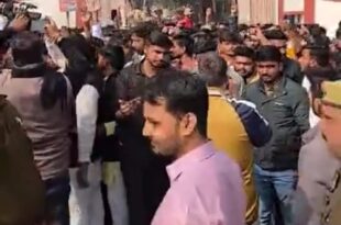 यूपी कॉलेज मजार विवाद, वाराणसी छात्र प्रदर्शन, हनुमान चालीसा पाठ वाराणसी, वक्फ बोर्ड जमीन विवाद, मजार पर पुलिस बवाल, UP College shrine dispute, Varanasi student protest, Hanuman Chalisa recitation Varanasi, Waqf board land claim, shrine police clash, वाराणसी कॉलेज मजार विवाद, छात्र प्रदर्शन पुलिस टकराव, हनुमान चालीसा पाठ बवाल, वक्फ बोर्ड जमीन का दावा, यूपी कॉलेज हंगामा, Varanasi college shrine clash, student protest police confrontation, Hanuman Chalisa recital tension, Waqf board property claim, UP college chaos,