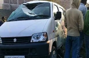 बस्ती स्कूली वैन हादसा, वैन पलटी 17 बच्चे घायल, बस्ती सेवरा गांव हादसा, ड्राइवर फोन पर बात करते हुए हादसा, यूपी सड़क हादसे, स्कूली बच्चों का हादसा, Basti school van accident, 17 children injured van overturned, Basti Sevra village accident, driver on phone while driving, UP road accidents, school children van crash, बच्चों की वैन हादसा, बस्ती छावनी थाना हादसा, वैन चालक फरार, 3 गंभीर घायल बच्चे, वैन पलटने की घटना, स्कूली बच्चों की सुरक्षा, Children van accident, Basti Chhawni police station mishap, van driver absconding, 3 critically injured children, overturned school van, school children safety,