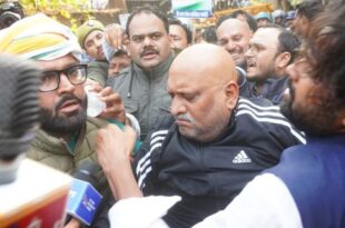 अजय राय, कांग्रेस प्रदर्शन, उत्तर प्रदेश कांग्रेस, महंगाई विरोध प्रदर्शन, बेरोजगारी प्रदर्शन, योगी सरकार विरोध, उत्तर प्रदेश राजनीति, कांग्रेस नेता हिरासत, Ajay Rai, Congress protest, Uttar Pradesh Congress, inflation protest, unemployment protest, Yogi government protest, UP politics, Congress leaders detained, अजय राय की हिरासत, कांग्रेस का प्रदर्शन, महंगाई और बेरोजगारी, विधानसभा मार्च कांग्रेस, उत्तर प्रदेश राजनीतिक खबर, Ajay Rai detention, Congress protest, inflation and unemployment, Congress assembly march, Uttar Pradesh political news,