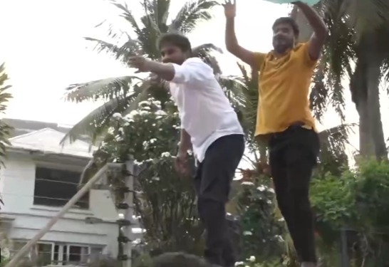 #अल्लूअर्जुन, #HyderabadNews, #OsmaniaUniversity, #AlluArjunAttack, #TeluguCinema, #SouthSuperstar, अल्लू अर्जुन के घर हमला, हैदराबाद विवाद, सुपरस्टार अल्लू अर्जुन सुरक्षा, तेलुगु इंडस्ट्री विवाद, Allu Arjun house targeted, Hyderabad controversy, Superstar Allu Arjun safety, Telugu industry news, अल्लू अर्जुन घर हमला, हैदराबाद अल्लू अर्जुन विवाद, ओस्मानिया यूनिवर्सिटी पैनल, अल्लू अर्जुन की सुरक्षा, अल्लू अर्जुन की प्रतिक्रिया, Allu Arjun house attack, Hyderabad Allu Arjun news, Osmania University panel, Allu Arjun security, Allu Arjun reaction, अल्लू अर्जुन के घर हमला, हैदराबाद विवाद, सुपरस्टार अल्लू अर्जुन सुरक्षा, तेलुगु इंडस्ट्री विवाद,