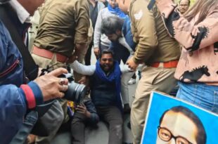 लखनऊ विरोध प्रदर्शन, आम आदमी पार्टी प्रदर्शन, अमित शाह पुतला दहन, अंबेडकर का अपमान, लखनऊ आप नेता हंगामा, कैसरबाग विरोध प्रदर्शन, Lucknow protest, AAP protest, Amit Shah effigy burned, Ambedkar insult, AAP leaders Lucknow, protest in Kaisarbagh, अमित शाह पुतला दहन लखनऊ, आप प्रदर्शन कैसरबाग, अंबेडकर अपमान आरोप, लखनऊ में आप विरोध, Amit Shah effigy burned Lucknow, AAP protest Kaisarbagh, Ambedkar insult allegations, Lucknow protest news, #AAPProtest, #AmitShah, #AmbedkarInsult, #LucknowProtest, #KaisarbaghNews, #PoliticalUpdates,