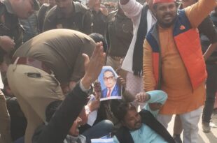 Ballia SP demonstration, attempt to burn effigy Ballia, Amit Shah effigy, SP's protest Ballia, allegations against Home Minister Amit Shah, Samajwadi Party's demonstration, insult to Dalit community, police and SP scuffle, opposition to statement on Ambedkar, SP Conflict,बलिया सपा प्रदर्शन, पुतला फूंकने का प्रयास बलिया, अमित शाह पुतला, सपा के विरोध प्रदर्शन बलिया, गृहमंत्री अमित शाह पर आरोप, समाजवादी पार्टी का प्रदर्शन, दलित समाज का अपमान, पुलिस और सपा धक्का मुक्की, अंबेडकर पर बयान का विरोध, सपा का संघर्ष,