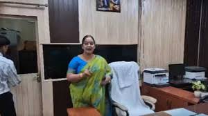 लखनऊ मेयर बयान, Lucknow Mayor statement, बांग्लादेशी झुग्गियां, Bangladeshi slums, निगम कर्मियों पर हमला, attack on municipal workers, अवैध बस्तियां, illegal settlements, प्रशासनिक मिलीभगत, administrative collusion, नगर निगम सुरक्षा, municipal safety, बांग्लादेशी अतिक्रमण, Bangladeshi encroachment, सुषमा खर्कवाल खबर, Sushma Kharkwal news, लखनऊ नगर निगम विवाद, Lucknow municipal dispute, मेयर सुषमा खर्कवाल, Mayor Sushma Kharkwal, बांग्लादेशी कर्मियों की झुग्गियां, Bangladeshi workers slums, नगर निगम के कर्मचारी, municipal corporation workers, लखनऊ प्रशासन विवाद, Lucknow administration issue, बांग्लादेशी अतिक्रमण समस्या, Bangladeshi encroachment issue, मेयर का इस्तीफा बयान, Mayor resignation statement, निगम कर्मी सुरक्षा चिंता, municipal worker safety concerns, #लखनऊ_मेयर, #बांग्लादेशी_झुग्गियां, #नगर_निगम_सुरक्षा, #अवैध_बस्तियां, #प्रशासन_मिलीभगत, #सुषमा_खर्कवाल, #लखनऊ_समाचार,