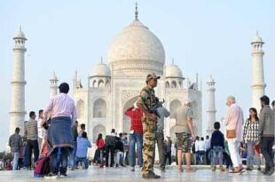 ताजमहल की सुरक्षा, Taj Mahal Security, बम से धमकी, Bomb Threat, पुलिस जांच, Police Investigation, ई-मेल से धमकी, Email Bomb Threat, बम निरोधक टीम, Bomb Disposal Team, संदिग्ध वस्तुएं, Suspicious Items, डॉग स्क्वायड तैनाती, Dog Squad Deployment,