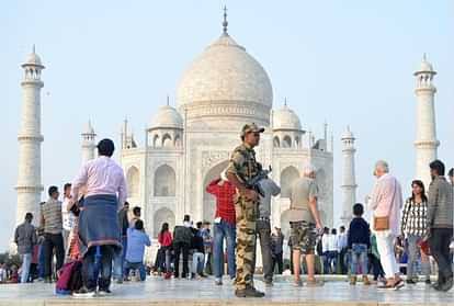 ताजमहल की सुरक्षा, Taj Mahal Security, बम से धमकी, Bomb Threat, पुलिस जांच, Police Investigation, ई-मेल से धमकी, Email Bomb Threat, बम निरोधक टीम, Bomb Disposal Team, संदिग्ध वस्तुएं, Suspicious Items, डॉग स्क्वायड तैनाती, Dog Squad Deployment,