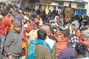 बलिया प्रशासन, सब्जी विक्रेता हंगामा, चित्तू पांडेय चौराहा, बलिया सब्जी मंडी, दीवानी न्यायालय, सब्जी विक्रेताओं को हटाना, प्रशासनिक आश्वासन, विक्रेताओं का विरोध, SDM आश्वासन, विक्रेताओं को वैकल्पिक स्थान, vegetable market, Ballia court, protest by vegetable sellers, Ballia administrative action,