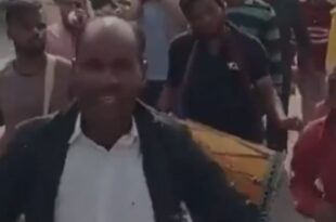 पिता का अंतिम संस्कार, DJ पर डांस, सुल्तानपुर खबर, अनोखी विदाई, वायरल वीडियो, अंतिम यात्रा में डांस, पिता के निधन पर DJ, सुल्तानपुर वायरल खबर, ढोल नगाड़ों के साथ विदाई, पिता की अंतिम यात्रा, Father’s funeral, DJ dance, Sultanpur news, unique farewell, viral video, funeral procession dance, DJ at funeral, Sultanpur viral news, drum beats farewell, father’s last journey, अनोखी अंतिम यात्रा, सुल्तानपुर वीडियो वायरल, पिता के अंतिम संस्कार पर डांस, DJ के साथ अंतिम यात्रा, ढोल-नगाड़े और DJ, Unique funeral procession, Sultanpur viral video, dance at father’s funeral, DJ farewell journey, drum beats and DJ,