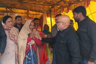किसानों का मुआवजा, एयरपोर्ट अथॉरिटी, कांग्रेस पार्टी, अजय राय, धरना, मुआवजा नहीं मिला, किसान आंदोलन, कानूनी सहयोग, किसान परिवार, पीड़ित परिवार, लखनऊ समाचार, जगमोहन सोनी, लखनऊ धरना, कांग्रेस समर्थन, Bhakti Khera protest, compensation for farmers, Ajay Rai, farmers protest, legal aid, support for farmers, Lucknow news, किसानों का धरना, मुआवजा का मुद्दा, एयरपोर्ट भूमि विवाद, कांग्रेस पार्टी समर्थन, अजय राय संवेदना, लखनऊ किसान धरना, कानूनी सहायता, Bhakti Khera protest, Ajay Rai meets farmers, compensation issue, Lucknow protest,
