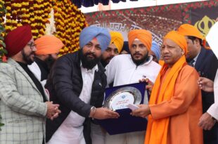 On the occasion of Guru Gobind Singh Ji's Prakash Parv, CM Yogi Adityanath remembered the sacrifices of Guru Tegh Bahadur and Guru Gobind Singh's sons. He emphasized the significance of the Khalsa Panth in saving the nation and religion. CM Yogi urged everyone to pass on the inspirational legacy of Sikh Gurus to the younger generation. गुरु गोबिंद सिंह जी, प्रकाश पर्व, सीएम योगी, गुरु तेग बहादुर, खालसा पंथ, सिख गुरुओं का बलिदान, शहीद पिता, शहीद पुत्र, सिख इतिहास, भारत का शीश, गुरु साहिबजादे, Guru Gobind Singh Ji, Prakash Parv, CM Yogi, Guru Tegh Bahadur, Khalsa Panth, Sikh Guru Sacrifices, Martyr Father, Martyr Sons, Sikh History, India’s Glory, Guru Sahibzade गुरु गोबिंद सिंह जी की तस्वीर, गुरु तेग बहादुर शहीदी, खालसा पंथ का प्रतीक, सिख गुरुओं का इतिहास, योगी आदित्यनाथ का बयान, Guru Gobind Singh Ji Image, Guru Tegh Bahadur Martyrdom, Symbol of Khalsa Panth, Sikh Guru History, CM Yogi’s Speech, Guru Gobind Singh's Sacrifice #गुरुगोबिंदसिंह #सीएमयोगी #गुरुतेगबहादुर #सिखधर्म #खालसापंथ #सिखगुरु #भारत #गुरुपरंपरा #गुरुशहादत #योगीआदित्यनाथ #PrakashParv #GuruGobindSingh #CMYogi #SikhHistory #KhalsaPanth #GuruSacrifices #India’sGlory