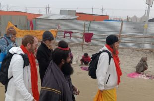महाकुम्भ, महाकुम्भ 2025, संगम घाट, गंगा स्नान, भारतीय संस्कृति, सनातन संस्कृति, आध्यात्मिकता, विदेशी श्रद्धालु, जय श्री राम, हर हर गंगे, spiritual experience, Kumbh Mela 2025, ganga dip, Indian culture, foreign devotees, spiritual journey, world unity, international visitors, cultural significance, India spirituality, Varanasi, Prayagraj, religious unity, महाकुम्भ संगम घाट, विदेशी श्रद्धालु गंगा स्नान, भारत की आध्यात्मिकता, हर हर गंगे के जयकारे, भारत की संस्कृति, spiritual journey, foreign devotees at Kumbh, Kumbh Mela spiritual experience, global unity at Kumbh, foreign visitors at Kumbh, Indian spirituality, religious diversity at Kumbh,