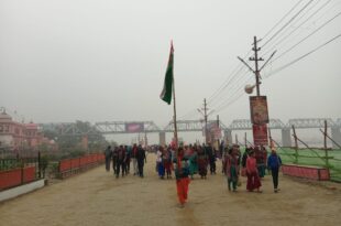 हाथों में तिरंगा, महाकुम्भ प्रयागराज, मकर संक्रांति स्नान, झारखंड जत्था, राष्ट्रीय एकता, भारत माता की जय, वंदे मातरम, संगम तट, महाकुम्भ मेले, राष्ट्रीय ध्वज, सोशल और राष्ट्रीय एकता, अमृत स्नान, प्रयागराज महाकुम्भ, तिरंगा जत्था, झारखंड से जत्था, तिरंगा हाथ में, सफाई व्यवस्था, राष्ट्रीय एकता का संदेश, Tiranga, Mahakumbh Prayagraj, Makar Sankranti Snan, Jharkhand Jatha, National Unity, Bharat Mata Ki Jai, Vande Mataram, Sangam Ghat, Mahakumbh Mela, National Flag, Social and National Unity, Amrit Snan, Prayagraj Mahakumbh, Tiranga Jatha, Jharkhand Jatha, Flag in Hand, Cleanliness Arrangements, Message of National Unity, तिरंगा, महाकुम्भ, मकर संक्रांति, झारखंड जत्था, राष्ट्रीय एकता, भारत माता की जय, संगम तट, वंदे मातरम, राष्ट्रीय ध्वज, स्नान, श्रद्धालु, सफाई व्यवस्था, एकता, अखंडता, महाकुम्भ मेले में, Tiranga, Mahakumbh, Makar Sankranti, Jharkhand Jatha, National Unity, Bharat Mata Ki Jai, Sangam Ghat, Vande Mataram, National Flag, Bathing, Devotees, Cleanliness Arrangements, Unity, Integrity, Mahakumbh Mela,
