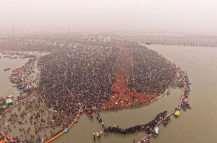 महाकुम्भ 2025, मकर संक्रांति, गंगा स्नान, विदेशी श्रद्धालु, भारत की संस्कृति, सनातन संस्कृति, महाकुम्भ भारत, संगम स्नान, महाकुम्भ में विदेशी नागरिक, कुम्भ मेला 2025, Varanasi Kumbh Mela, Maha Kumbh 2025, religious gathering, Indian spirituality, global participation, spiritual tourism, महाकुम्भ स्नान, गंगा में डुबकी, एकता का महाकुम्भ, विदेशी श्रद्धालु कुम्भ मेला, मकर संक्रांति महाकुम्भ, संगम की रेत, जय श्री राम नारे, हर हर गंगे, spiritual journey India, kumbh mela, global kumbh gathering, international pilgrims India, Indian faith gathering,