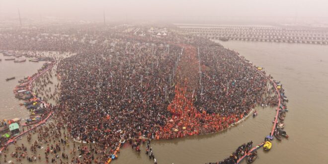 महाकुम्भ 2025, मकर संक्रांति, गंगा स्नान, विदेशी श्रद्धालु, भारत की संस्कृति, सनातन संस्कृति, महाकुम्भ भारत, संगम स्नान, महाकुम्भ में विदेशी नागरिक, कुम्भ मेला 2025, Varanasi Kumbh Mela, Maha Kumbh 2025, religious gathering, Indian spirituality, global participation, spiritual tourism, महाकुम्भ स्नान, गंगा में डुबकी, एकता का महाकुम्भ, विदेशी श्रद्धालु कुम्भ मेला, मकर संक्रांति महाकुम्भ, संगम की रेत, जय श्री राम नारे, हर हर गंगे, spiritual journey India, kumbh mela, global kumbh gathering, international pilgrims India, Indian faith gathering,