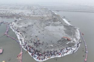 संगम नोज महाकुंभ 2025, संगम स्नान क्षेत्र विस्तार, योगी सरकार की उपलब्धि, ड्रेजर मशीन रिक्लेम भूमि, महाकुंभ प्रयागराज, Mahakumbh Sangam Snan, Land Reclamation at Sangam, Yogi Government Efforts, Mahakumbh 2025 Updates, Sangam Nose Facilities, महाकुंभ स्नान सुविधाएं, संगम क्षेत्र विस्तार, संगम नोज तीन गुना बढ़ा, महाकुंभ प्रयागराज तैयारियां, Dredging for Sangam Expansion, Prayagraj Kumbh Snan Updates, Riverbank Reclamation, Sangam Pilgrimage Facilities, Yogi Adityanath Mahakumbh Plans, #Mahakumbh2025, #SangamSnan, #YogiAdityanath, #PrayagrajUpdates,#RiverReclamation,#PilgrimageFacilities, #KumbhMelaPreparations, #SpiritualIndia, #UPGovernmentEfforts,