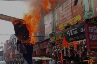चंद्रशेखर आजाद विवाद, हिंदू समाज पार्टी प्रदर्शन, महाकुंभ विवाद, लखनऊ विरोध प्रदर्शन, चंद्रशेखर गिरफ्तारी मांग, Chandrashekhar Azad controversy, Hindu Samaj Party protest, Mahakumbh dispute, Lucknow protest, Chandrashekhar arrest demand, चंद्रशेखर आजाद पुतला दहन, हिंदू समाज पार्टी प्रदर्शन, महाकुंभ बयान विवाद, लखनऊ विरोध प्रदर्शन, Chandrashekhar Azad effigy burning, Hindu Samaj Party demonstration, Mahakumbh statement row, Lucknow protest,