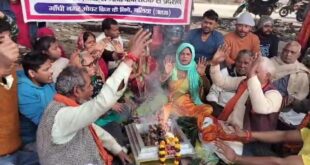 बलिया दुकानदार धरना, बुल्डोजर कार्रवाई, पटरी दुकानदार विरोध, बुद्धि-शुद्धि यज्ञ बलिया, स्वनिधि योजना, प्रधानमंत्री नरेंद्र मोदी, दुकान तोड़ने की कार्रवाई, बलिया प्रशासन, बलिया हवन यज्ञ, जिला प्रशासन के खिलाफ धरना, दुकानदारों का आंदोलन, Uttar Pradesh protest, Ballia shopkeepers protest, Bulldozer action, Swarnidhi Scheme, Ballia District administration,बलिया दुकान तोड़ना, दुकानदार धरना, बुल्डोजर विरोध प्रदर्शन, स्वनिधि योजना लोन, दुकान पुनः स्थापित करने की मांग, बलिया में हवन यज्ञ, प्रशासन के खिलाफ दुकानदार आंदोलन, पुलिस बलिया, स्वनिधि योजना विवाद, Ballia shop demolition, Ballia protest, shopkeepers protest, Ballia District bulldozer action,