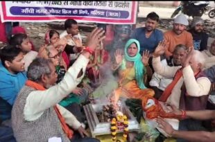 बलिया दुकानदार धरना, बुल्डोजर कार्रवाई, पटरी दुकानदार विरोध, बुद्धि-शुद्धि यज्ञ बलिया, स्वनिधि योजना, प्रधानमंत्री नरेंद्र मोदी, दुकान तोड़ने की कार्रवाई, बलिया प्रशासन, बलिया हवन यज्ञ, जिला प्रशासन के खिलाफ धरना, दुकानदारों का आंदोलन, Uttar Pradesh protest, Ballia shopkeepers protest, Bulldozer action, Swarnidhi Scheme, Ballia District administration,बलिया दुकान तोड़ना, दुकानदार धरना, बुल्डोजर विरोध प्रदर्शन, स्वनिधि योजना लोन, दुकान पुनः स्थापित करने की मांग, बलिया में हवन यज्ञ, प्रशासन के खिलाफ दुकानदार आंदोलन, पुलिस बलिया, स्वनिधि योजना विवाद, Ballia shop demolition, Ballia protest, shopkeepers protest, Ballia District bulldozer action,