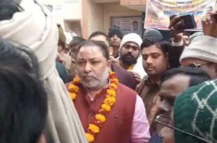 पटरी दुकानदार, बलिया सब्जी विक्रेता, परिवहन मंत्री, दुकान पुनः स्थापित, प्रधानमंत्री स्वनिधि योजना, बलिया धरना, दुकानदारों की मांग, पटरी दुकानदार संघर्ष, बलिया समाचार, लोन की चिंता, Street vendors, Ballia vegetable vendors, Transport Minister, Shop reinstatement, Prime Minister Svanidhi Yojana, Ballia protest, Vendors' demand, Street vendor struggle, Ballia news, Loan concern, बलिया दुकानदार, सब्जी विक्रेता धरना, पटरी दुकानदार संघर्ष, दुकान पुनः आवंटन, प्रधानमंत्री स्वनिधि लोन, बलिया परिवहन मंत्री, दुकानदार अनिश्चितकालीन धरना, Ballia vendors, Vegetable vendor protest, Street vendor struggle, Shop allotment, Prime Minister Svanidhi loan, Ballia transport minister, Vendors indefinite protest,