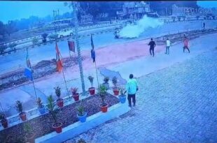 महाकुंभ से लौटते समय एक्सीडेंट, कौशांबी सड़क हादसा, मारुति वैन में आग, सैनी थाना सड़क हादसा, टीयूवी गाड़ी टक्कर, सीसीटीवी रिकॉर्ड एक्सीडेंट, पेट्रोल पंप अग्निशामक यंत्र, कौशांबी में सड़क दुर्घटना, Accident while returning from Kumbh Mela, Road accident in Kaushambi, Maruti van fire, Saini police station accident, TUV car collision, CCTV recorded accident, Petrol pump fire extinguisher, Kaushambi road accident, महाकुंभ सड़क हादसा, कौशांबी दुर्घटना, मारुति वैन अग्नि, पेट्रोल पंप पर आग, कौशांबी सीसीटीवी दुर्घटना, टीयूवी गाड़ी टक्कर, महाकुंभ से लौटते समय दुर्घटना, Kumbh Mela road accident, Kaushambi accident, Maruti van fire, Petrol pump fire, Kaushambi CCTV accident, TUV car collision, Accident while returning from Kumbh,