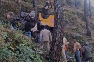 उत्तराखंड सड़क हादसा, पौड़ी हादसा समाचार, सत्याखाल मोटरमार्ग दुर्घटना, उत्तराखंड ट्रैफिक अपडेट, SDRF रेस्क्यू ऑपरेशन, Uttarakhand road accident, Pauri accident news, Satyakhal motor road tragedy, Uttarakhand traffic update, SDRF rescue operation, उत्तराखंड पौड़ी सड़क हादसा, तेज रफ्तार बस खाई में गिरी, SDRF का रेस्क्यू ऑपरेशन, पौड़ी दुर्घटना की खबर, Uttarakhand Pauri road accident, speeding bus falls into gorge, SDRF rescue operation, Pauri tragedy news,