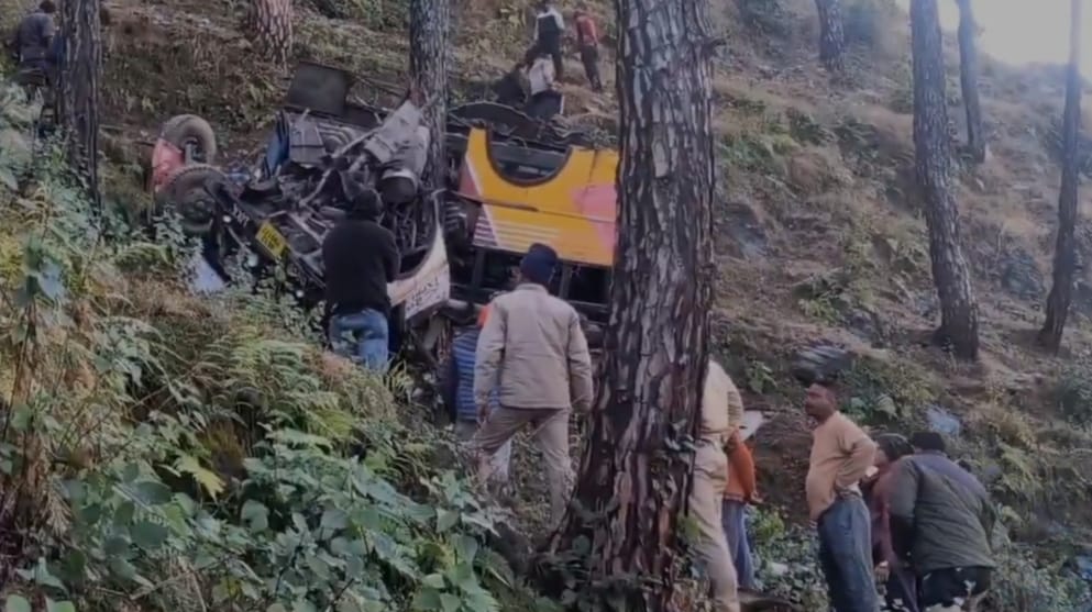 Photo of उत्तराखंड के पौड़ी में बड़ा सड़क हादसा, 5 की दर्दनाक मौत, 15 घायल
