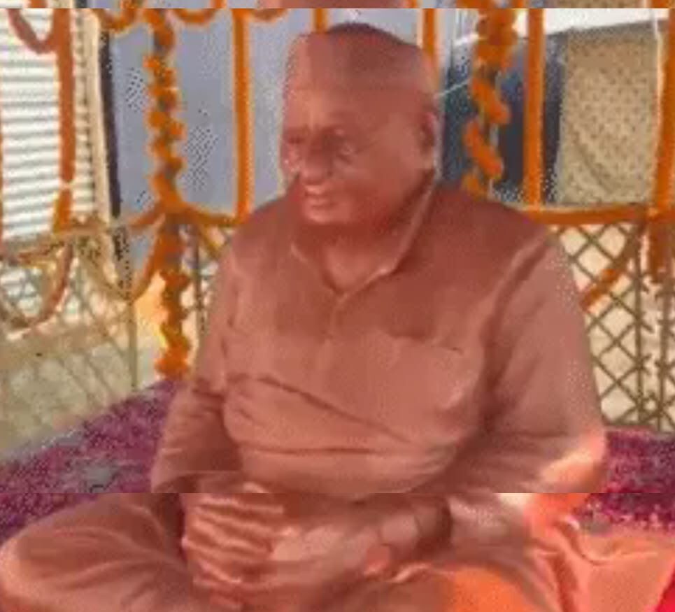 Photo of . महाकुंभ में मुलायम सिंह यादव की प्रतिमा को लेकर साधु-संतों का विरोध