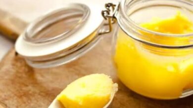 Photo of एक गिलास गुनगुने पानी में घी मिलाकर पीने से शरीर में नजर आएंगे 8 बदलाव