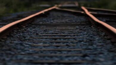 Photo of कानपुर: मैरिज एनिवर्सरी पर गर्भवती पत्नी को अस्पताल में छोड़ ट्रेन के आगे कूदा पति