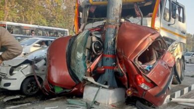 Photo of  लच्छीवाला टोल प्लाजा पर हादसा, ट्रक ने कार को मारी टक्कर, पोल और बड़े वाहन के बीच दबी गाड़ी