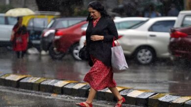 Photo of बारिश ने बदला दिल्ली-यूपी का मौसम, पहाड़ों पर हिमपात जारी; इन राज्यों में आंधी-तूफान की चेतावनी