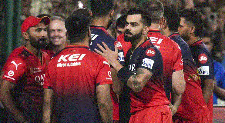 Photo of RCB ने IPL में रचा कीर्तिमान,18 सालों में जो कोई टीम नहीं कर पाई हासिल कर डाला वो कमाल