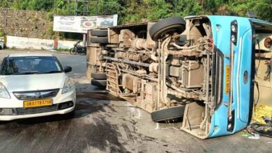 Photo of दिल्ली से मसूरी आ रही बस कमानी टूटने से रोड पर पलटी, 27 सवारियों को लेकर चली थी रात