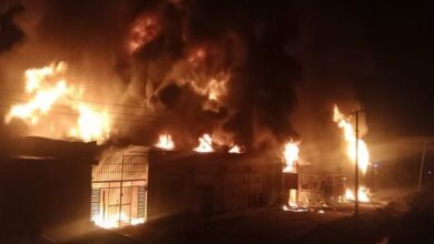 Photo of कैमिकल फैक्टरी में आग लगने से हड़कंप, तीन कर्मचारी फंसे… झुलसे हुए श्रमिक को अस्पताल पहुंचाया