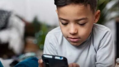 Photo of स्क्रीन से निकलने वाली ब्लू लाइट बच्चों की आंखों को पहुंचाती है नुकसान