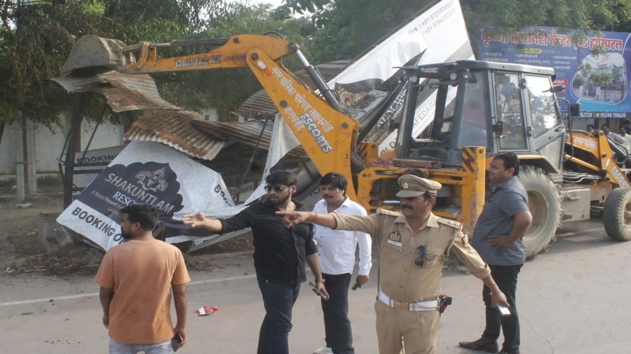 Photo of बाराबंकी में चला अवैध होर्डिंग हटाओ अभियान, लगाने वालों पर लगेगा जुर्माना