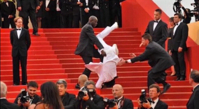 Photo of Met Gala 2025 की सीढ़ियों पर गिरा फेमस सिंगर? सोशल मीडिया पर वायरल हो रही फोटो