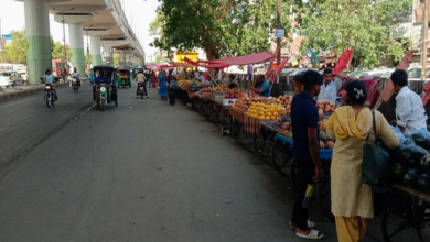 Photo of दिल्ली: अतिक्रमण बना मुसीबत… फुटपाथ पर सजीं दुकानें, सड़क पर चलते हैं राहगीर, लोग हादसों के हो रहे शिकार