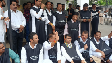 Photo of कांग्रेसी विधायक काले कपड़ों में राजभवन के बाहर धरने पर बैठे, मंत्री विजय शाह को बर्खास्त करने की मांग